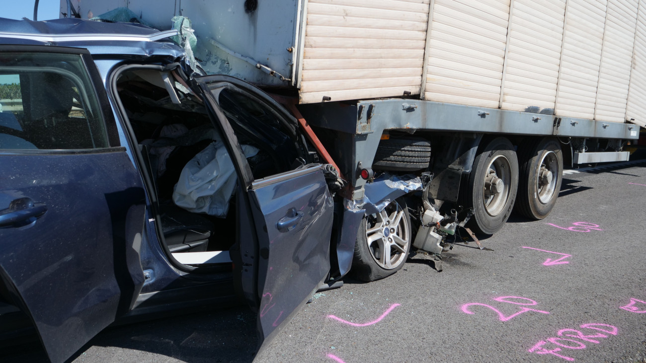 Összeroncsolódott személygépkocsi, amely kamionnak ütközött az M3-as autópálya Nyíregyháza felé vezető oldalán Kerekharasztnál 2025. augusztus 24-én. A balesetben egy ember meghalt.