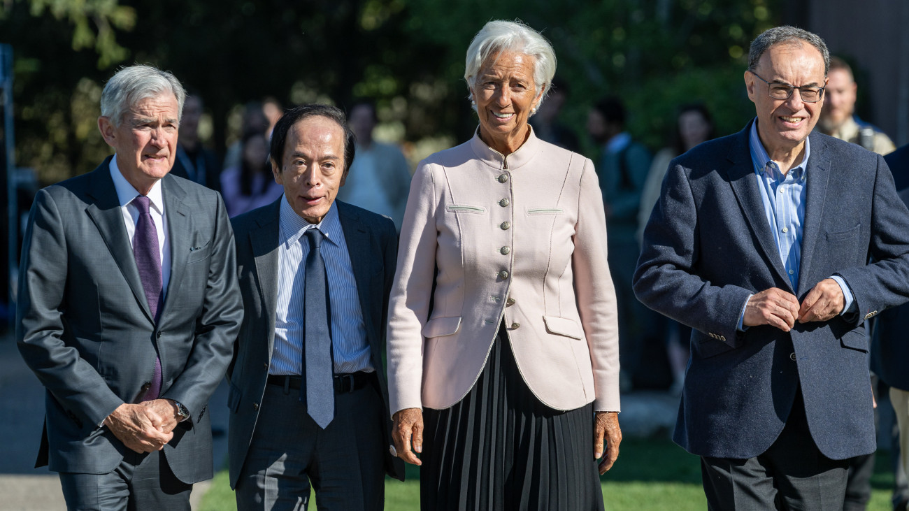 Jerome Powell, chairman of the US Federal Reserve, from left, Kazuo Ueda, governor of the Bank of Japan (BOJ), Christine Lagarde, president of the European Central Bank (ECB), and Andrew Bailey, governor of the Bank of England (BOE), walk the grounds during the Kansas City Federal Reserves Jackson Hole Economic Policy Symposium in Moran, Wyoming, US, on Friday, Aug. 22, 2025. PowellÂ carefully opened the door to an interest-rate cut in September, pointing to rising risks for the labor market even as worries over inflation remain. Photographer: David Paul Morris/Bloomberg via Getty Images