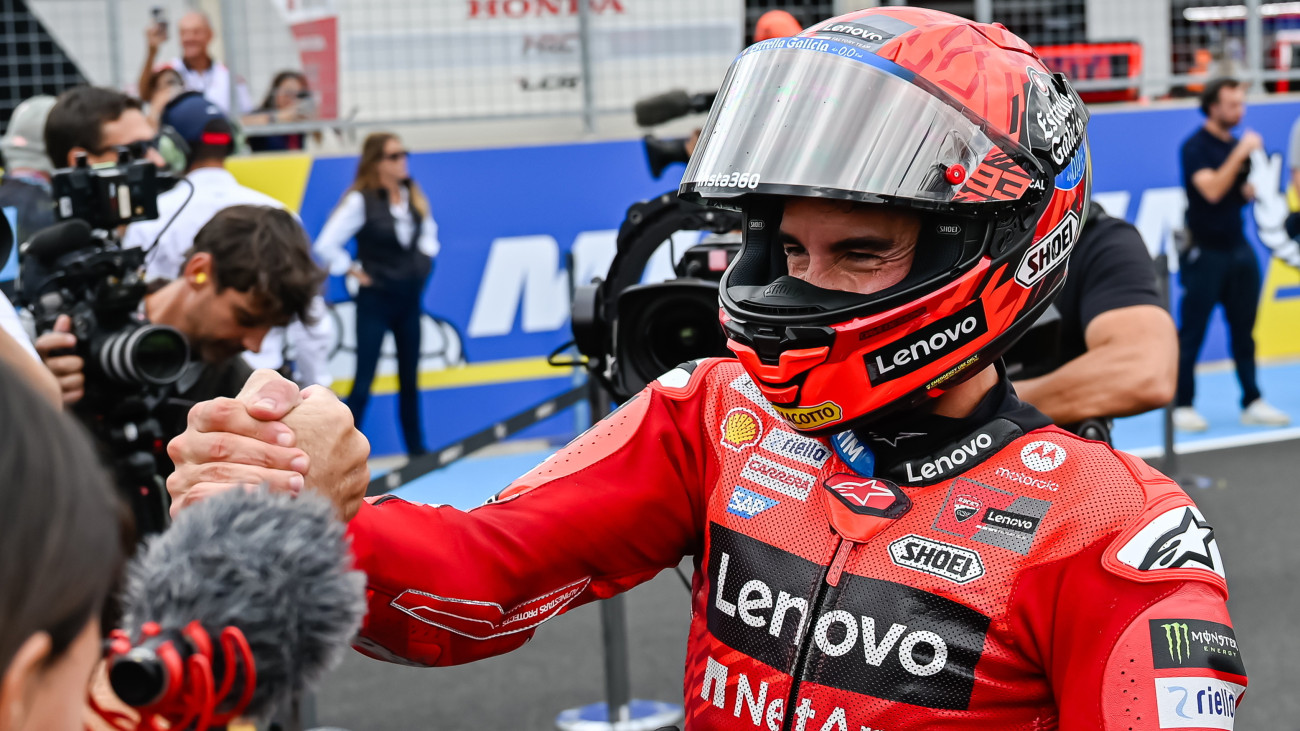 A győztes spanyol Marc Márquez, a Ducati Lenovo Team versenyzője a MotoGP Magyar Nagydíj sprintfutama után a balatonfőkajári gyorsaságimotoros-világbajnokságon, a Balaton Park Circuit versenypályán 2025. augusztus 23-án.