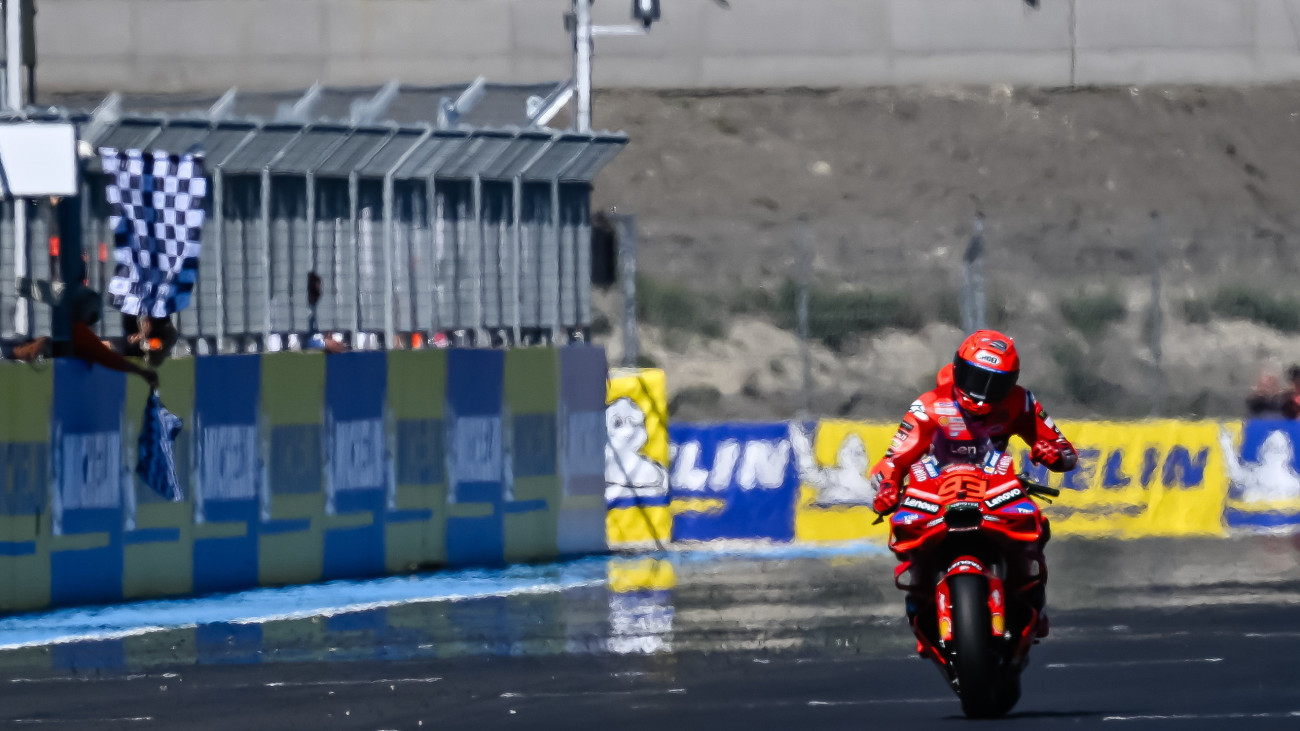 A győztes spanyol Marc Márquez, a Ducati Lenovo Team versenyzője célba és a MotoGP Magyar Nagydíjon, a balatonfőkajári gyorsaságimotoros-világbajnokságon, a Balaton Park Circuit versenypályán 2025. augusztus 24-én.