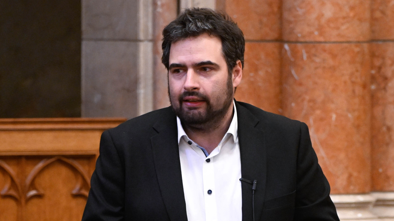 Jámbor András, a Párbeszéd képviselője napirend előtt szólal fel az Országgyűlés rendkívüli plenáris ülésén 2025. augusztus 25-én. Az ülés határozatképtelen volt, mivel a napirendet a 199 képviselő közül csak 41-en szavazták meg.