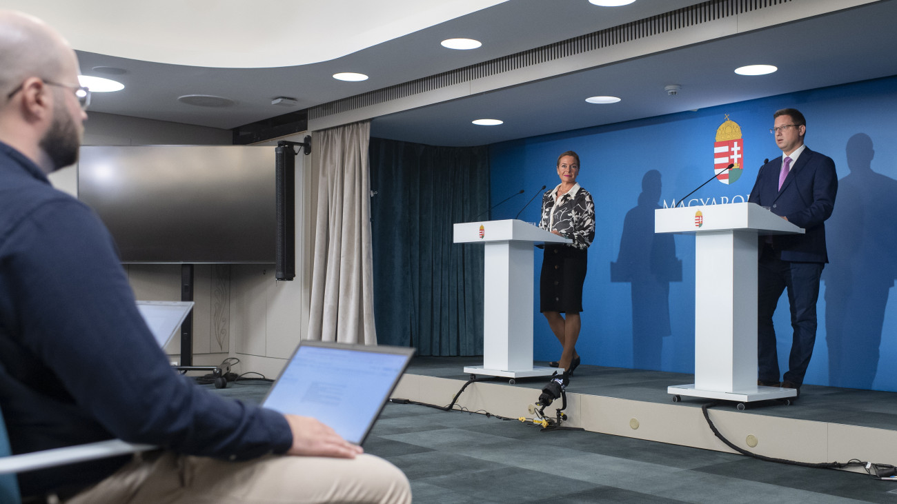 Gulyás Gergely, a Miniszterelnökséget vezető miniszter (j) és Vitályos Eszter kormányszóvivő a Kormányinfó sajtótájékoztatón a Miniszterelnökségen 2025. augusztus 25-én.