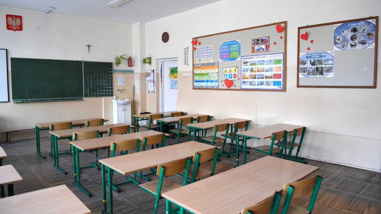 Zárva tartó iskola egyik üres tanterme a délkelet-lengyelországi Przemyslben 2020. március 12-én. MTI/EPA/PAP/Darek Delmanowicz