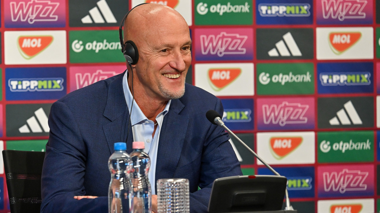 Marco Rossi szövetségi kapitány a magyar labdarúgó-válogatott sajtótájékoztatóján az MLSZ Telki Edzőközpontjában 2025. augusztus 26-án. A magyar válogatott szeptember 6-án Írország ellen lép pályára Dublinban, három nappal később pedig Portugália együttesét fogadja a Puskás Arénában.