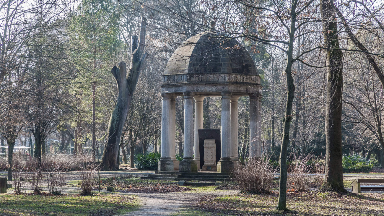 A Helikon-ünnepségek emlékműve.