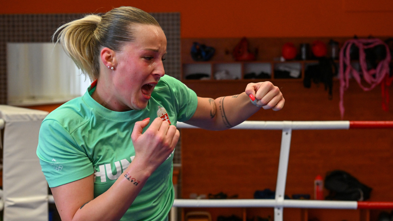 A párizsi olimpára korábban kvótát szerző Hámori Luca az ökölvívó-válogatott edzésén a tatai edzőtáborban 2024. május 8-án.  