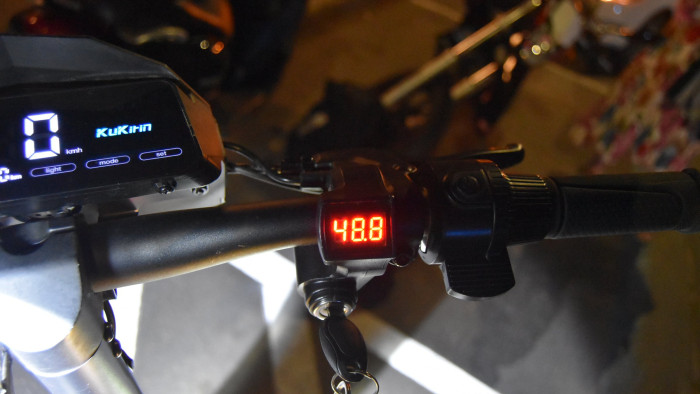 Életveszélyes sérülést szenvedett egy 13 éves lány rollerezés közben – videó