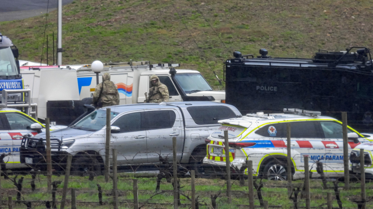 Rendőrök a helyszínen, a Victoria állambeli Porepunkah település Feathertop nevű borászatánál elkövetett lövöldözés után egy nappal, 2025. augusztus 27-én. A fegyveres támadásban két rendőr életét vesztette, egy súlyosan megsebesült. A hatóságok nagy erőkkel keresik az elkövetőt.