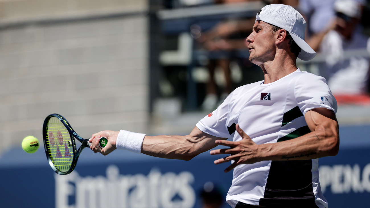 Fucsovics Márton a kanadai Denis Shapovalov ellen játszik az amerikai nemzetközi teniszbajnokság férfi egyesének első fordulójában a New York-i Flushing Meadowsban 2025. augusztus 26-án.