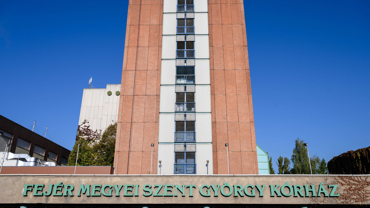 A Fejér Megyei Szent György Egyetemi Oktató Kórház főépülete Székesfehérváron 2021. október 15-én. Az intézmény új tömbje a Modern városok program részeként, 11,5 milliárd forintból épülhet meg.