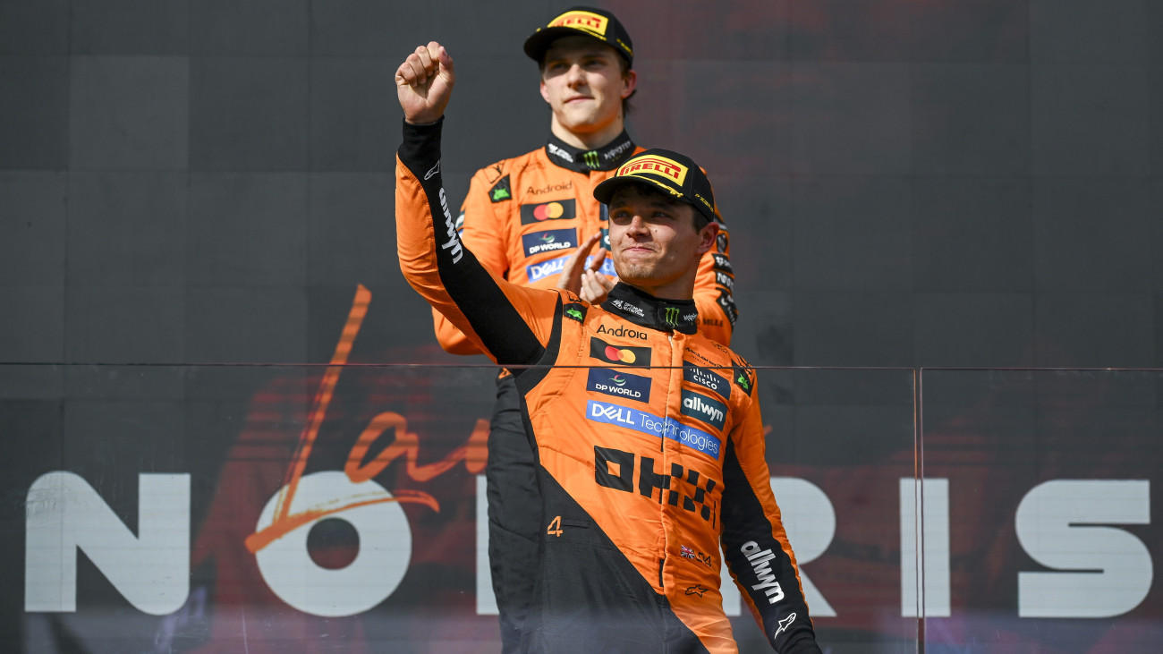 A győztes Lando Norris, a McLaren brit versenyzője (elöl) és csapattársa, a második helyezett ausztrál Oscar Piastri a Forma-1-es Magyar Nagydíj eredményhirdetésén a mogyoródi Hungaroringen 2025. augusztus 3-án.