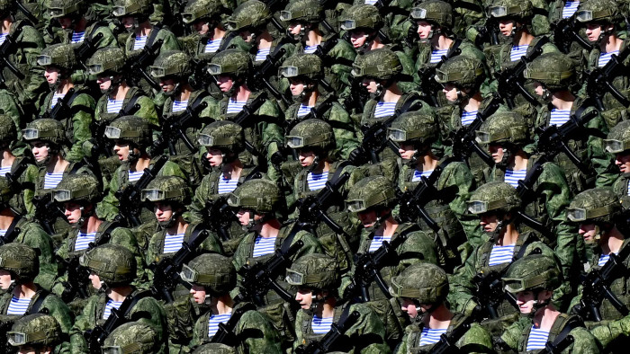 Oroszország: már elektronikusan sorozzák be a fiatalokat, nehezebb elbújni a behívó elől