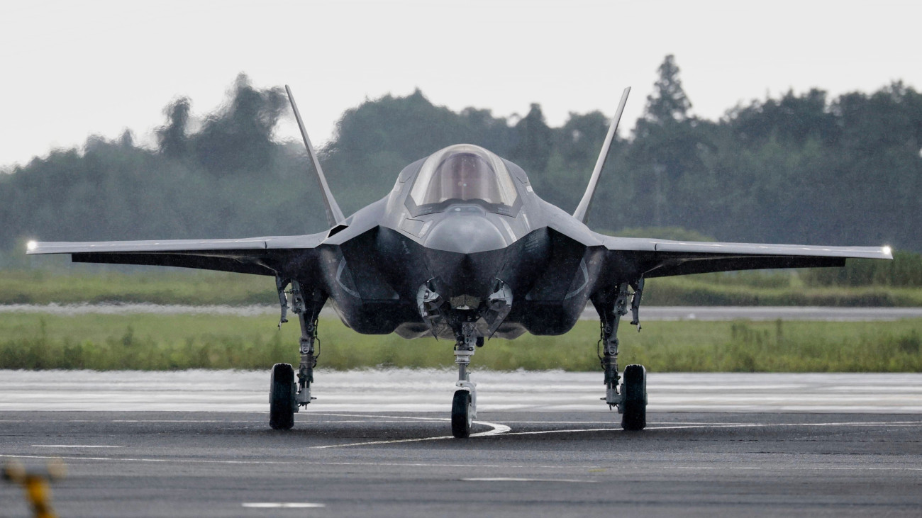 A japán önvédelmi erők egyik első F-35B Lightning II lopakodó vadászgépe a landolást követően a szigetország déli részén fekvő Njutabaru légibázison, Sintomiban 2025. augusztus 7-én. Japán még 2018 decemberében jelentette be, hogy 42 darab F-35B-t kíván beszerezni, majd 2020 júliusában további 63 darab F-35A-t összesen 23 milliárd dollár értékben. Az első négy gép a mai napon érkezett meg az Egyesült Államokból Japánba.