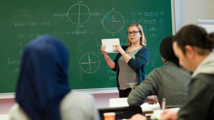 Kézfogás helyett sértések: botrányos állapotok a bécsi iskolákban