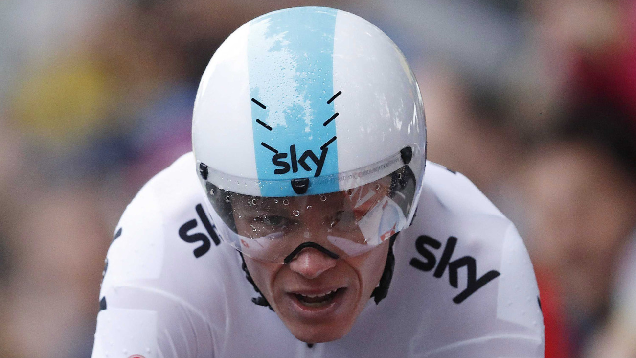 Düsseldorf, 2017. július 1.Christopher Froome, a Sky csapat brit versenyzője a 104. Tour de France országúti kerékpáros körverseny első, 14 kilométeres egyéni befutóján a németországi Düsseldorfban 2017. július 1-jén. A futamot Froome csapattársa, Geraint Thomas nyerte. A mezőny 3540 kilométert teljesít a július 23-i, párizsi befutóig. (MTI/EPA/Guillaume Horcajuelo)