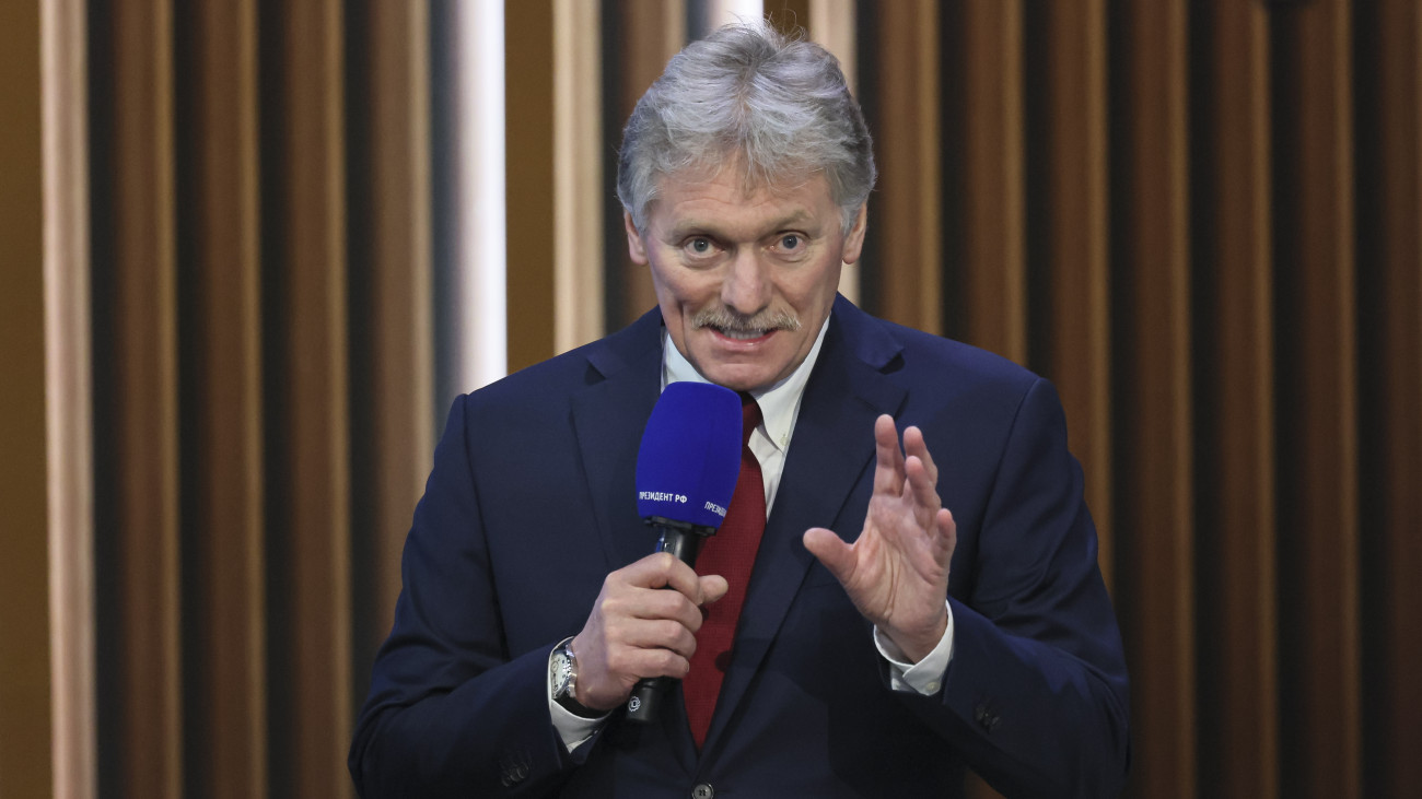 Dmitrij Peszkov orosz elnöki szóvivő Vlagyimir Putyin orosz elnök év végi sajtóértekezletén a moszkvai Gosztyinnij Dvorban 2024. december 19-én.