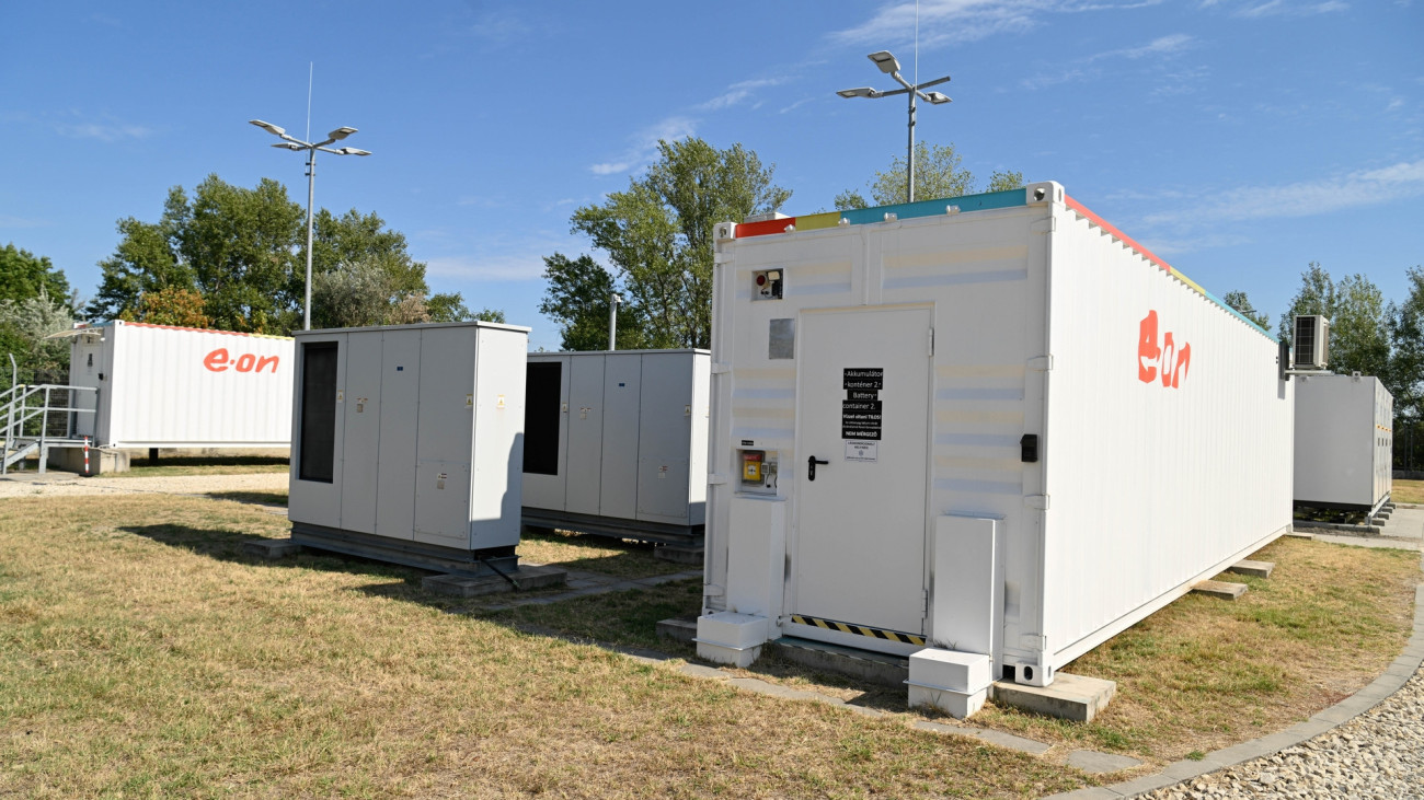 Budapest, 2025. augusztus 28.Az E.On Hungária Zrt. új energiatárolói az átadás napján a főváros XXIII. kerületében 2025. augusztus 28-án. A soroksári energiatároló 16 kültéri akkumulátor-szekrénye összesen 5,5 megawattóra kapacitással, 2,5 megawatt teljesítménnyel tárol áramot.