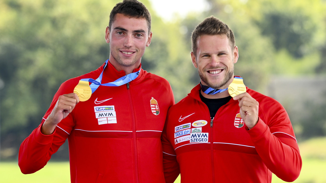 Az aranyérmes Kurucz Levente (b) és Nádas Bence a férfi kajak kettesek 500 méteres versenyének eredményhidetésén a milánói kajak-kenu világbajnokságon 2025. augusztus 24-én.