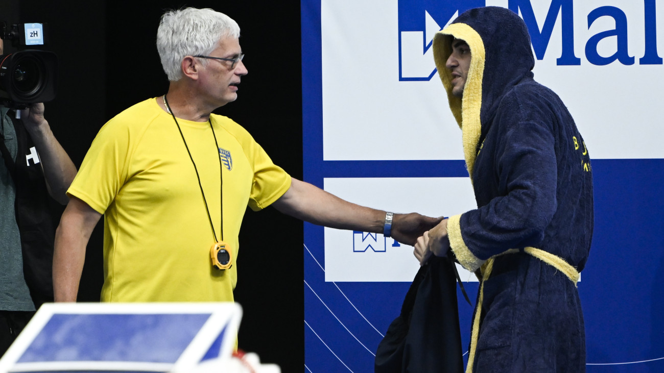 Németh Nándor (j) és edzője, Plagányi Zsolt az úszó országos bajnokságon a Duna Arénában 2024. április 9-én.