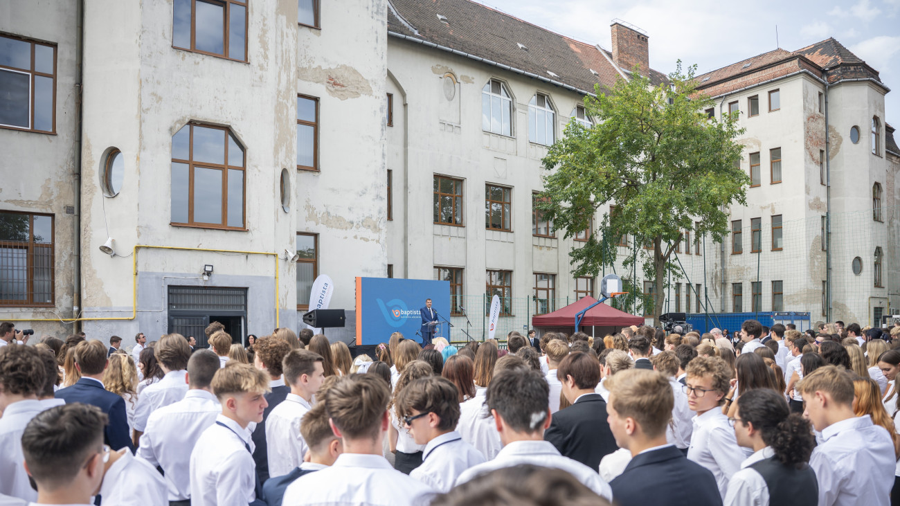 Nagy János, a Miniszterelnöki Irodát vezető államtitkár beszédet mond a baptista iskolák országos tanévnyitó ünnepségén a Kőrösi Csoma Sándor Baptista Gimnáziumban Budapesten 2025. augusztus 29-én.