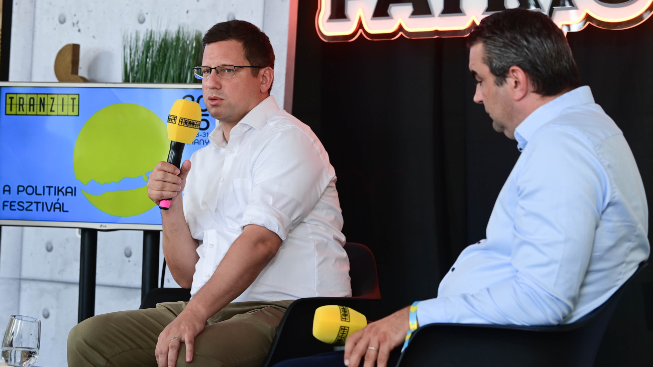 Gulyás Gergely, a Miniszterelnökséget vezető miniszter (b) és ifjabb Lomnici Zoltán alkotmányjogász a Láthatatlan frontvonalak- Szuverenitásvédelem a gyakorlatban című beszélgetésen a Tranzit fesztiválon Tihanyban 2025. augusztus 29-én.