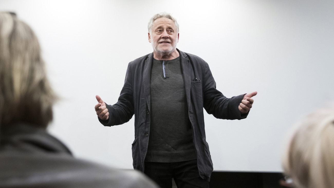 Koltai Róbert Jászai Mari-díjas színművész, filmrendező, érdemes művész az Esztrád Színház országjáró kultúrkamionján tartott sajtótájékoztatón a Hősök terén 2018. szeptember 27-én. Útjára indul a Közép-Kelet Európában egyedüli színházkamion, amely filmek vetítésére és színházi előadások technikai támogatására is alkalmas. A guruló színház távoli, kis településekre is el tud jutni.