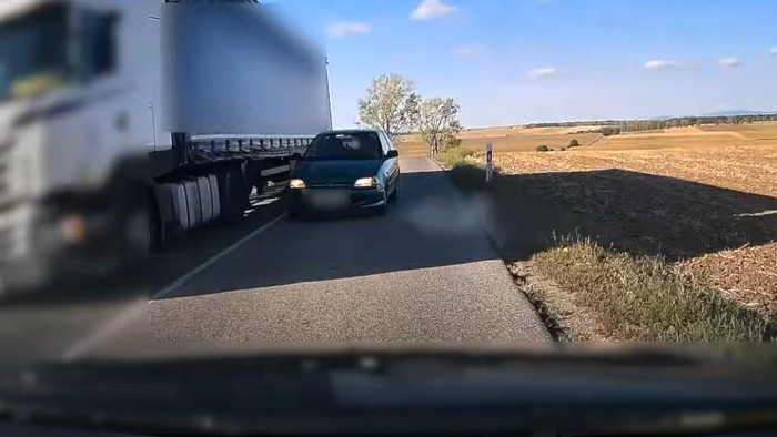 Két sokk egy felvételen – gyalogos és sofőr is életveszélyben volt