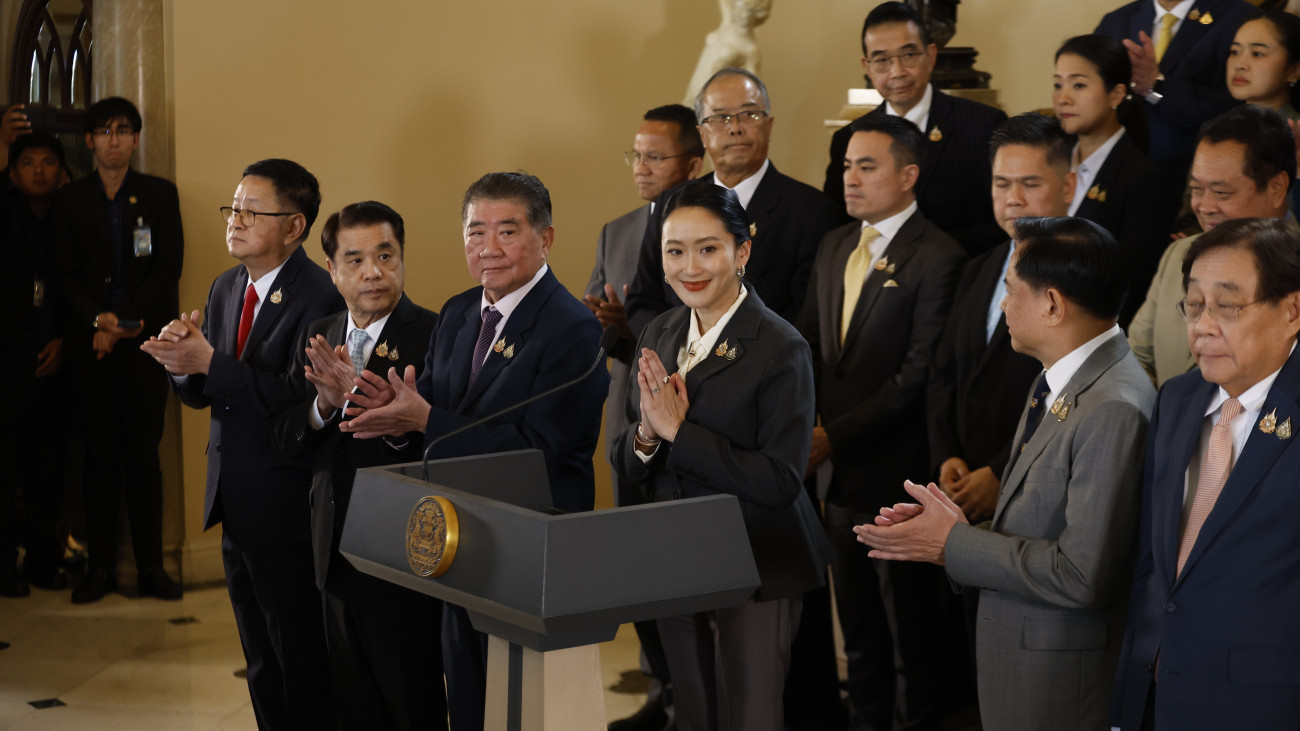 Az etikai vétség gyanújával perbe fogott Paetongtarn Sinavatra thaiföldi miniszterelnök (k) bangkoki sajtóértekezletén bejelenti, hogy az alkotmánybíróság felmentette hivatalából a Hun Sen volt kambodzsai kormányfővel folytatott telefonbeszélgetése körüli botrány miatt 2025. augusztus 29-én. Paetongtarn Sinavatra a telefonbeszélgetés során kritizálta a hadsereg egyik parancsnokát, miután májusban tűzpárbaj tört ki ki a thaiföldi-kambodzsai határon a két ország katonái között egy határvita miatt, ezért nacionalist csoportok lemondását követelték.