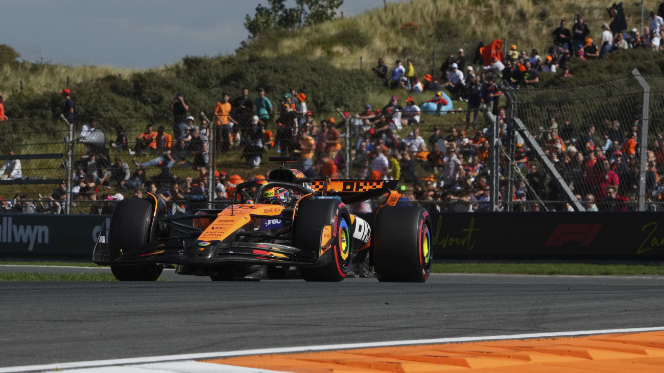 Oscar Piastri, a McLaren ausztrál versenyzője a Forma-1-es autós gyorsasági világbajnokság Holland Nagydíjának harmadik szabadedzésén a zandvoorti pályán 2025. augusztus 30-án. A futamot augusztus 31-én rendezik.