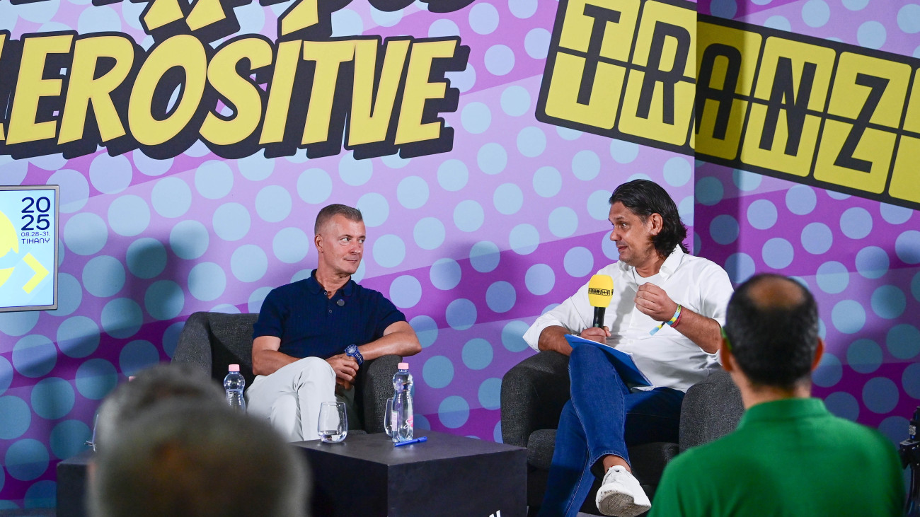 Deutsch Tamás, az MTK Budapest elnöke (j) és Kubatov Gábor, a Ferencvárosi Torna Club elnöke az Egy nemzeti ügy - a sport, mint a nemzeti nevelés része című beszélgetésen a tihanyi Tranzit fesztiválon 2025. augusztus 30-án.