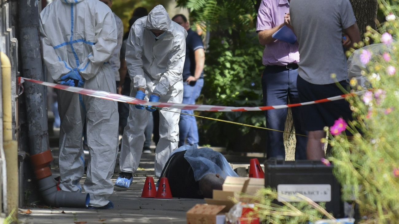 Helyszínelők Andrij Parubijnak, az ukrán parlament volt elnökének a holtteste körül Lvivben 2025. augusztus 30-án, miután agyonlőtték a nyugat-ukrajnai város utcáján. Az elkövetőt nagy erőkkel keresi a rendőrség.