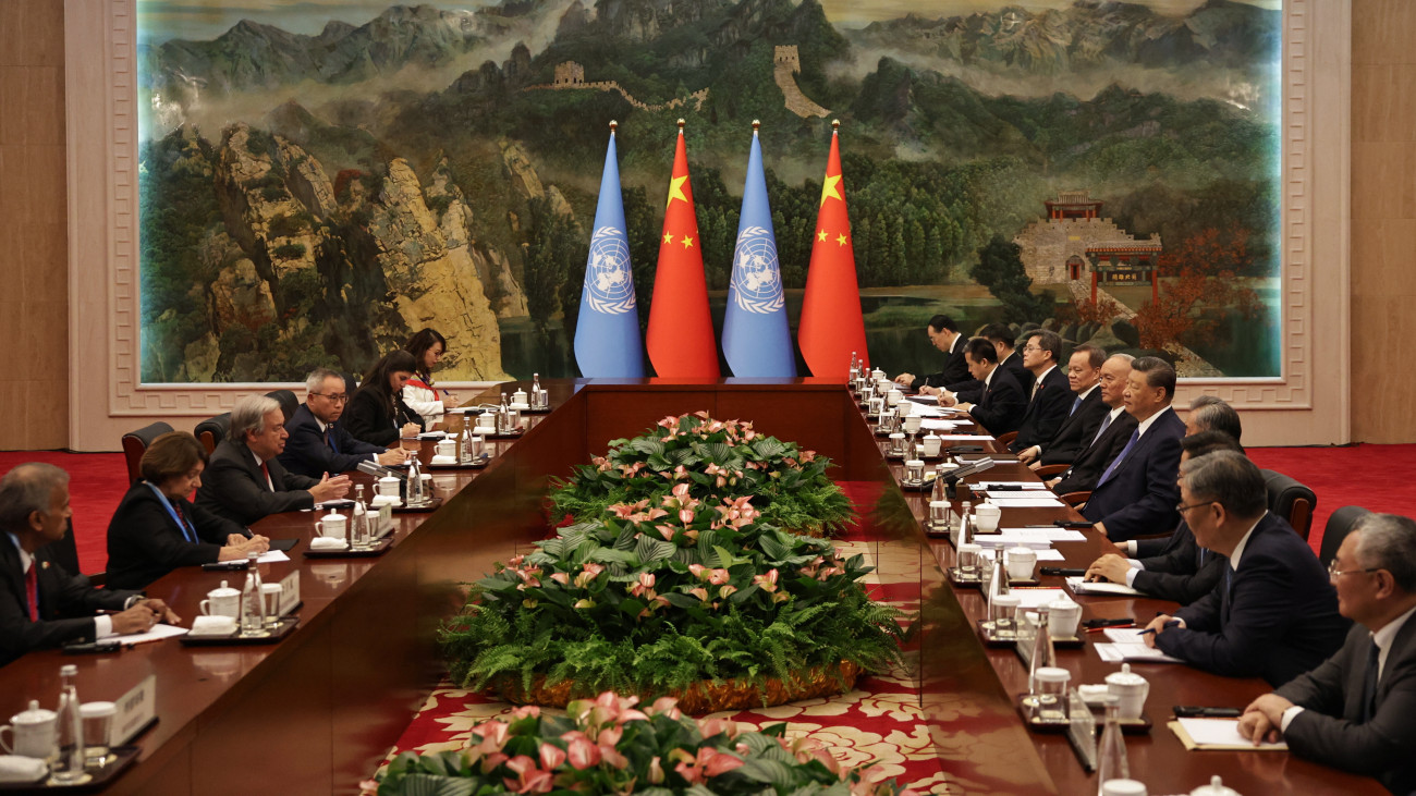 Hszi Csin-ping kínai elnök (j5) és António Guterres ENSZ-főtitkár (b3) megbeszélést folytat a Sanghaji Együttműködési Szervezet (SCO) kétnapos csúcstalálkozója előtt az észak-kínai Tiencsin kikötővárosban 2025. augusztus 30-án.
