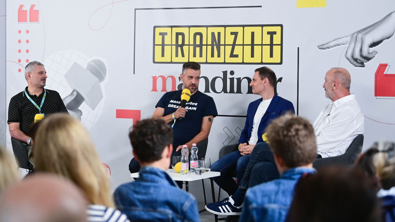 László András, a Fidesz EP-képviselője (b2), Tuzson Bence igazságügyi miniszter (j2), Horváth József, a Szuverenitásvédelmi Kutatóintézet igazgatója (j) és Lentulai Krisztián házigazda (b) a Nemzetközi brigádok VS nemzeti ellenállás - a szuverenitásvédelem kérdései című panelbeszélgetésen a tihanyi Tranzit fesztiválon 2025. augusztus 30-án.