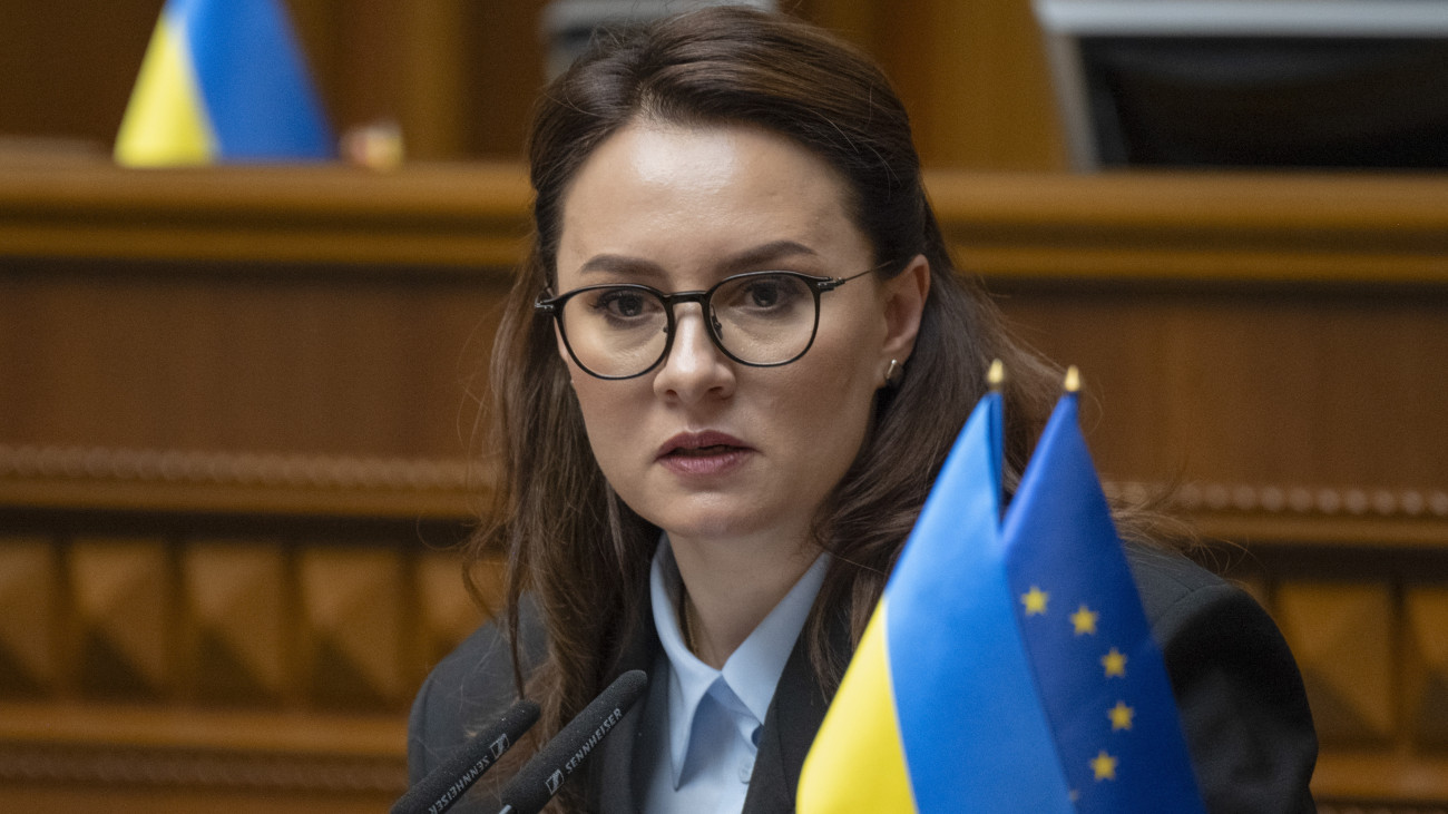 Julija Szviridenko újonnan megválasztott ukrán miniszterelnök beszél a parlament üléstermében 2025. július 17-én. Elődje, Denisz Smihal öt év szolgálat után távozik a kormányfői posztról, de a hírek szerint ő váltja Rustem Umerovot a védelmi miniszteri székben.