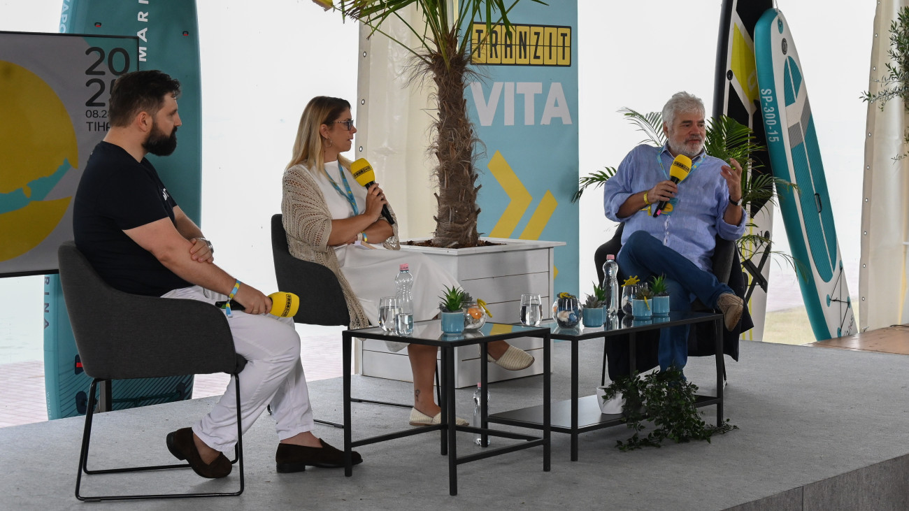 Horn Gábor, a Republikon Alapítvány kuratóriumának elnöke (j), Kovács István, az Alapjogokért Központ stratégiai igazgatója (b) és Dobos Marianne moderátor (k) a Mit kíván a magyar nemzet? - A 2026-os választás tétje címmel rendezett vitán a tihanyi Tranzit fesztiválon 2025. augusztus 30-án.