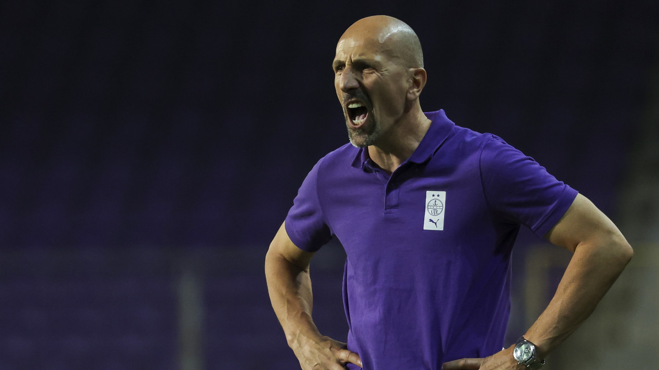 Damir Krznar, az Újpest vezetőedzője a labdarúgó Fizz Liga 4. fordulójában játszott Újpest FC - Kisvárda Master Good mérkőzésen a Szusza Ferenc Stadionban 2025. augusztus 15-én. A Kisvárda 1-0-ra győzött. 