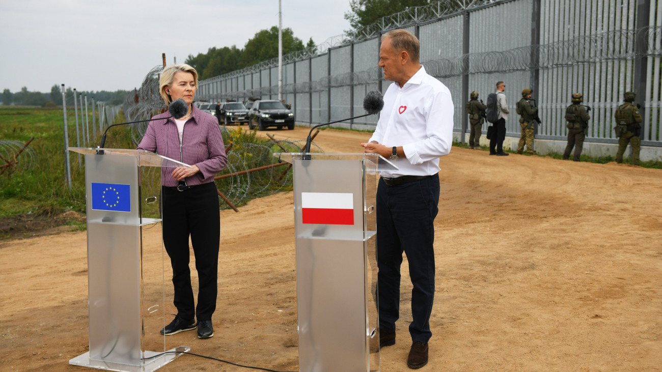 Donald Tusk lengyel miniszterelnök (j) és Ursula von der Leyen, az Európai Bizottság elnöke sajtótájékoztatót tart a lengyel-fehérorosz határon fekvő Krynkiben 2025. augusztus 31-én.