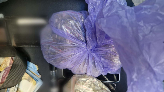 Ez a bőrönd nem véletlenül keltette fel a zsaruk figyelmét – videó