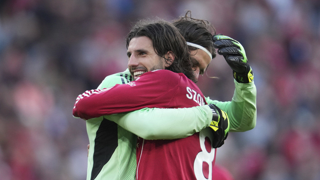 Szoboszlai Dominik, a Liverpool játékosa (j) ünnepel a kapus Alissonnal, miután gólt lőtt az angol első osztályú labdarúgó-bajnokság Liverpool-Arsenal mérkőzésen Liverpoolban 2025. augusztus 31-én.