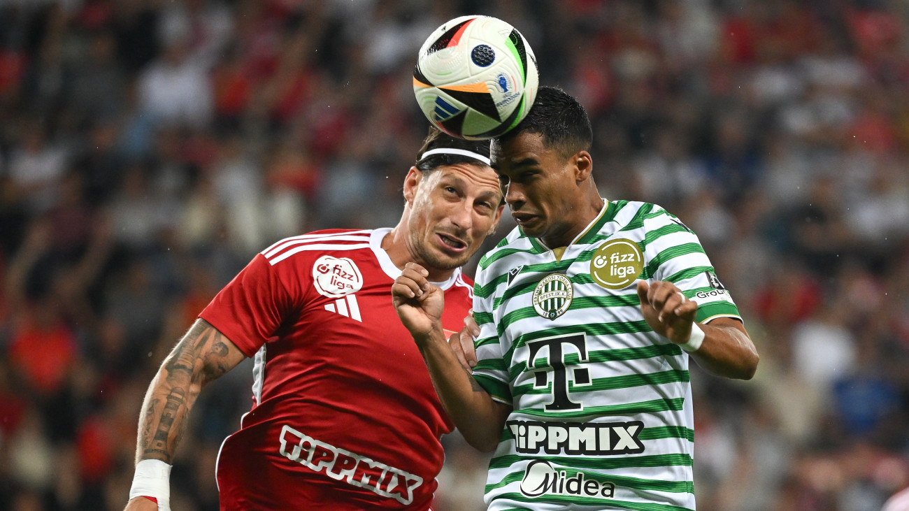 Batik Bence, a DVSC (b) és Carlos Eduardo Lopes Cruz, a Ferencváros játékosa a labdarúgó Fizz Liga 6. fordulójában játszott Debreceni VSC  Ferencvárosi TC mérkőzésen a debreceni Nagyerdei Stadionban 2025. augusztus 31-én.