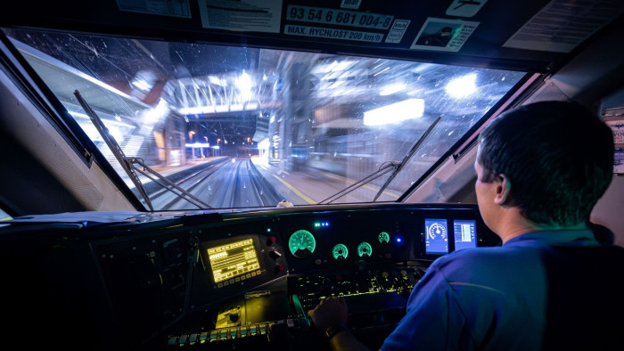 Megdőlt a korábbi rekord: 160 helyett 200-zal száguld a gyorsvonat – videó