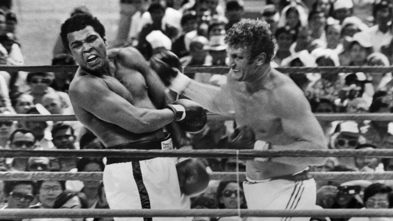 American boxer Muhammad Ali (1942 - 2016) and British Boxer Joe Bugner in action during their world heavyweight title fight in Kuala Lumpur, Malaysia, July 1st 1975. The photo was taking in the 14th round of their 15-round fight. (Photo by Central Press/Hulton Archive/Getty Images)