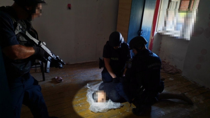 Kommandósok fogták el a 22 hónapos gyerek megölése miatt keresett férfit – fotó