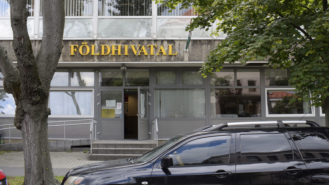 Budapest, 2018. június 26. A Földmérési és Távérzékelési Intézet, a Geodézia Zrt és a Földhivatal épületének, Budapesti 2.sz. Körzeti Földhivatali bejárata a XIV kerület, Bosnyák tér 5-ben. MTVA/Bizományosi: Róka László