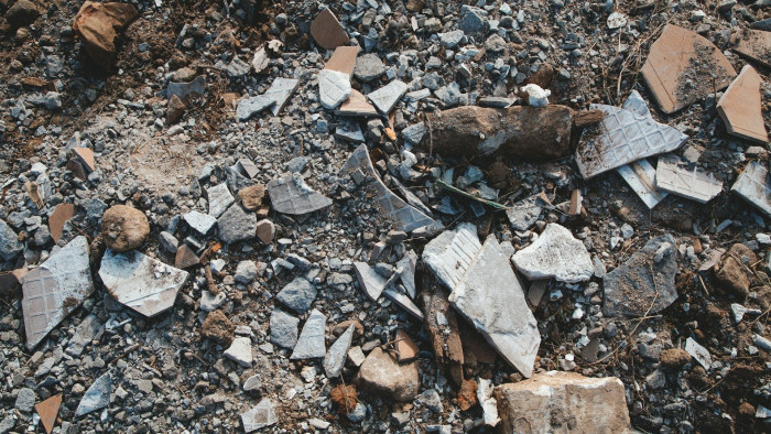 Gyakorlatilag illegális hulladéklerakót üzemeltetett kertjében egy fonyódi férfi