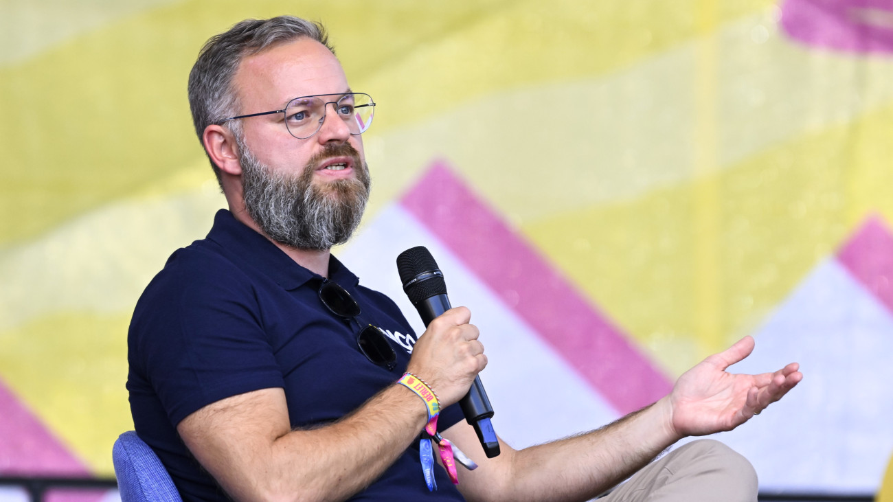 Orbán Balázs, a miniszterelnök politikai igazgatója beszél A liberalizmuson túl - a politika visszavétele a nemzeti érdek szolgálatában címmel rendezett panelbeszélgetésen a Mathias Corvinus Collegium által szervezett MCC Feszten Esztergomban, a MOL Nagyszínpadon 2025. július 31-én.