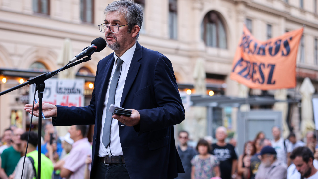 Hadházy Ákos független országgyűlési képviselő a gyülekezési törvény módosításának visszavonásáért és a közélet átláthatóságáról szóló törvényjavaslat elfogadása ellen tartott, általa meghirdetett újabb budapesti tüntetésen a Ferenciek terén 2025. szeptember 2-án.