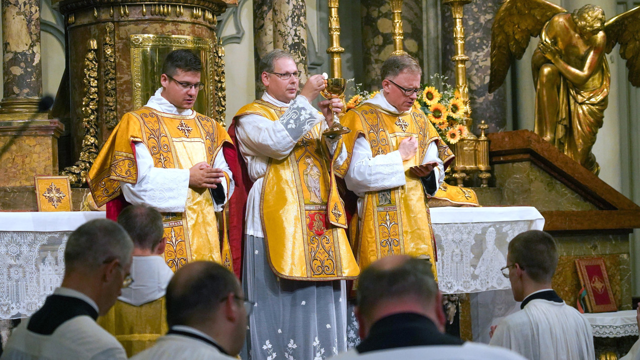 Simon Gábor, a Pro Hungaria Sacra papi pözösség vezetője (k) a Szent István király tiszteletére tartott ünnepi szentmisén a Havas Boldogasszonyról elnevezett bécsi minorita templomban 2025. szeptember 2-án.