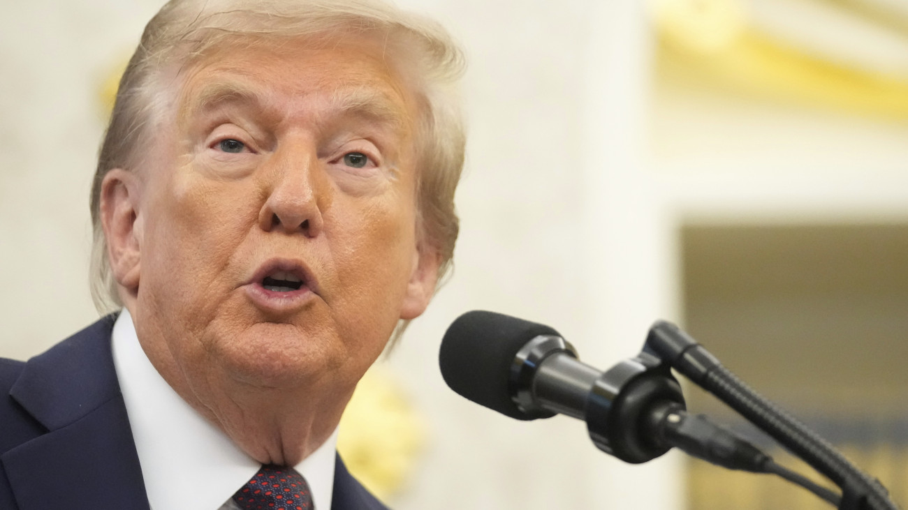 Donald Trump amerikai elnök a washingtoni Fehér Ház Ovális irodájában 2025. szeptember 2-án bejelenti, hogy az amerikai űrhaderő parancsnokságát átköltözteti Colorado államból az alabamai Huntsville-be.