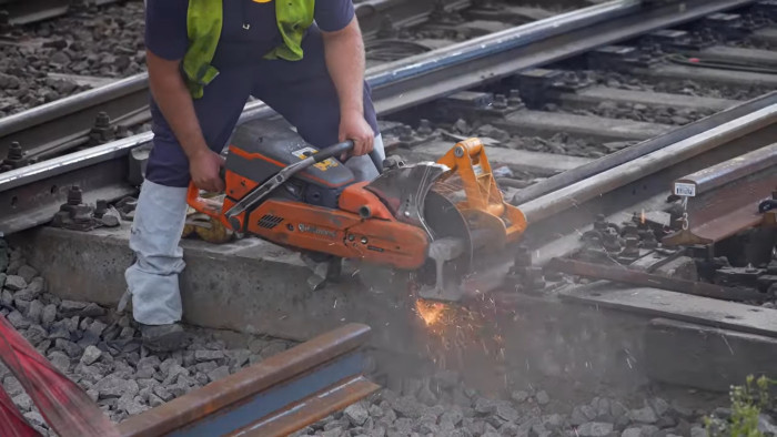 Szétvágták a síneket is a pályaudvaron – videó